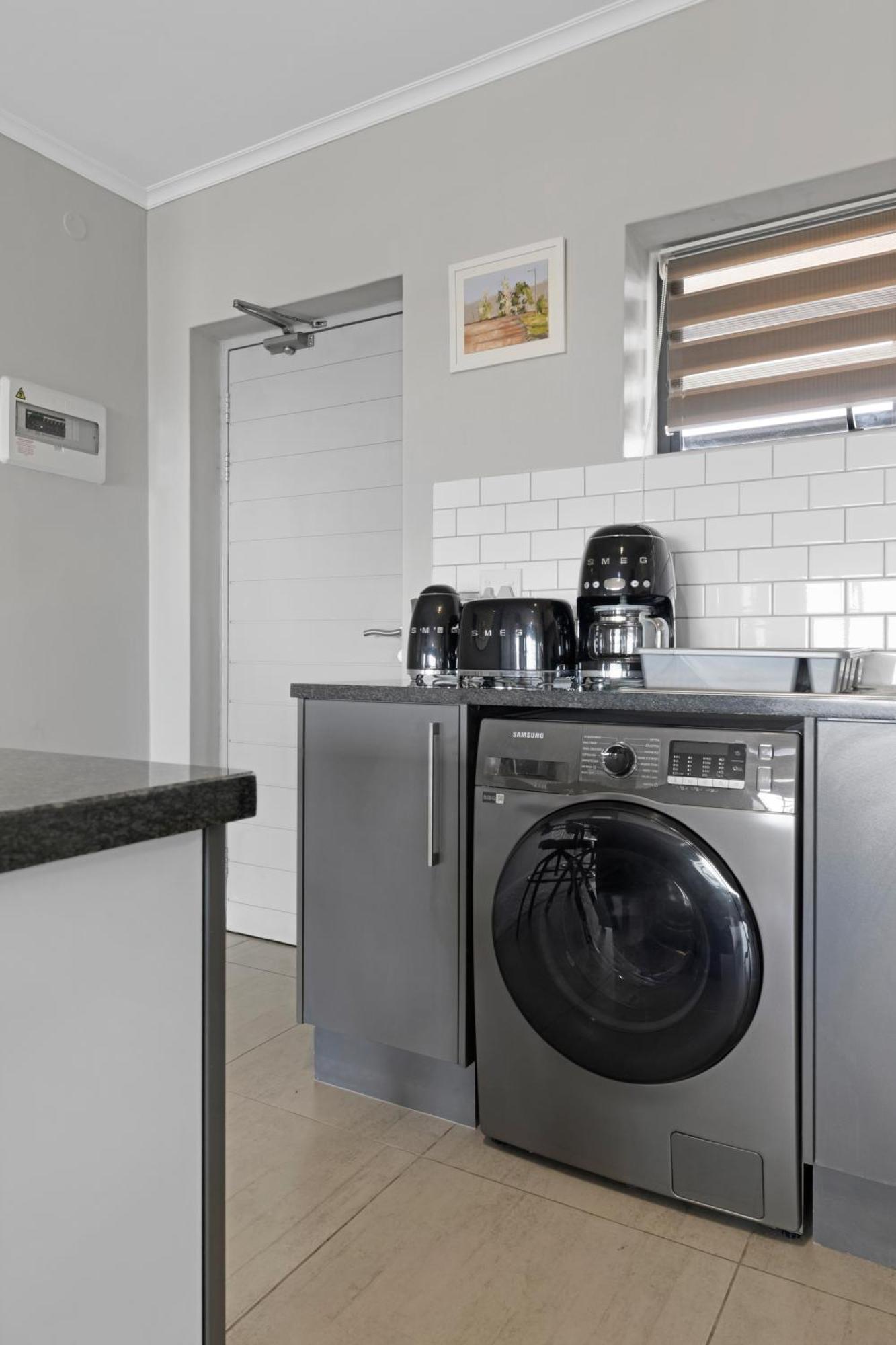 Two Bedroom Luxury Apartment, Century - Backup Power *