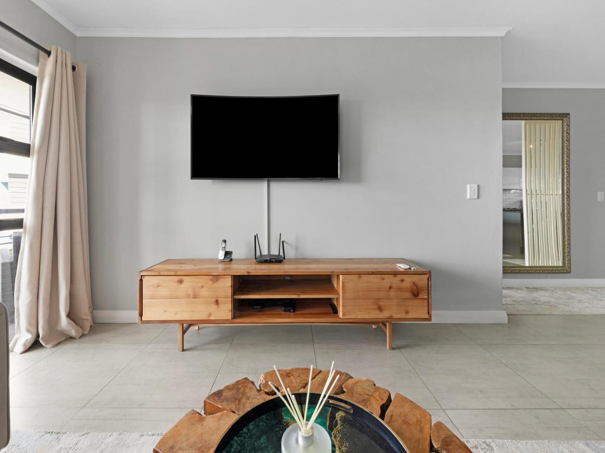 Two Bedroom Luxury Apartment, Century - Backup Power *