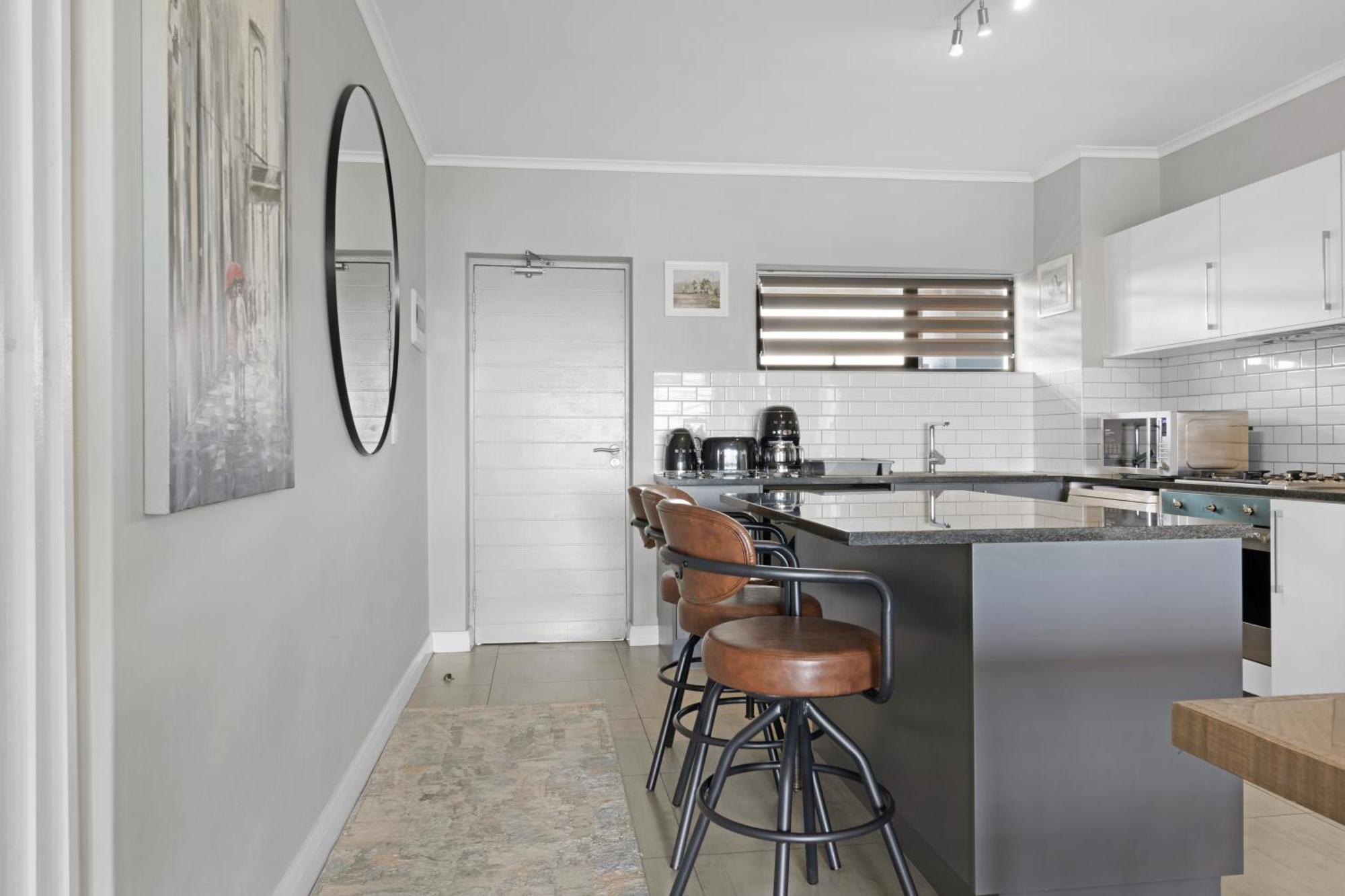Apartment Two Bedroom Luxury Apartment, Century - Backup Power *