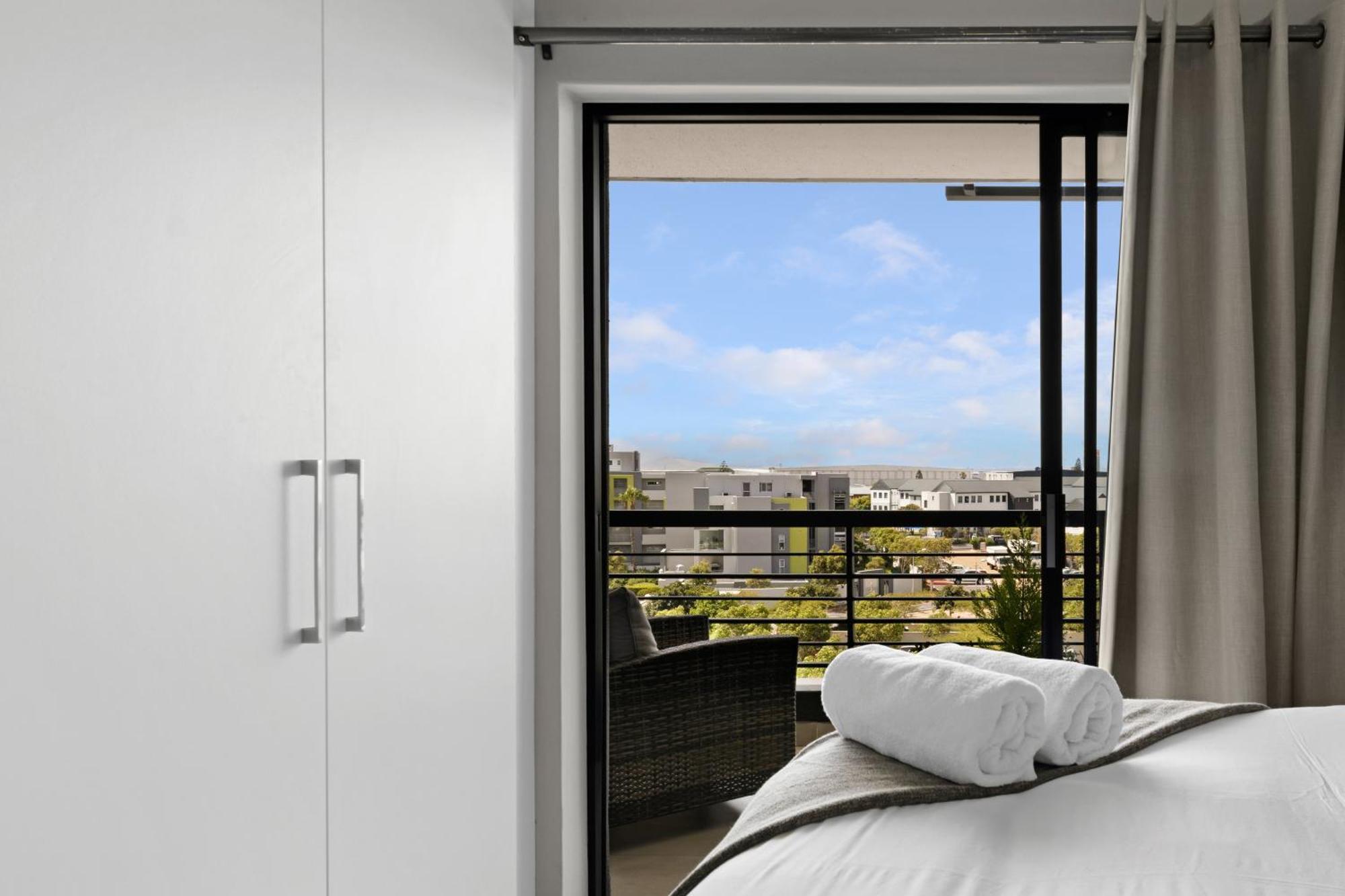 Apartment Two Bedroom Luxury Apartment, Century - Backup Power Cape Town