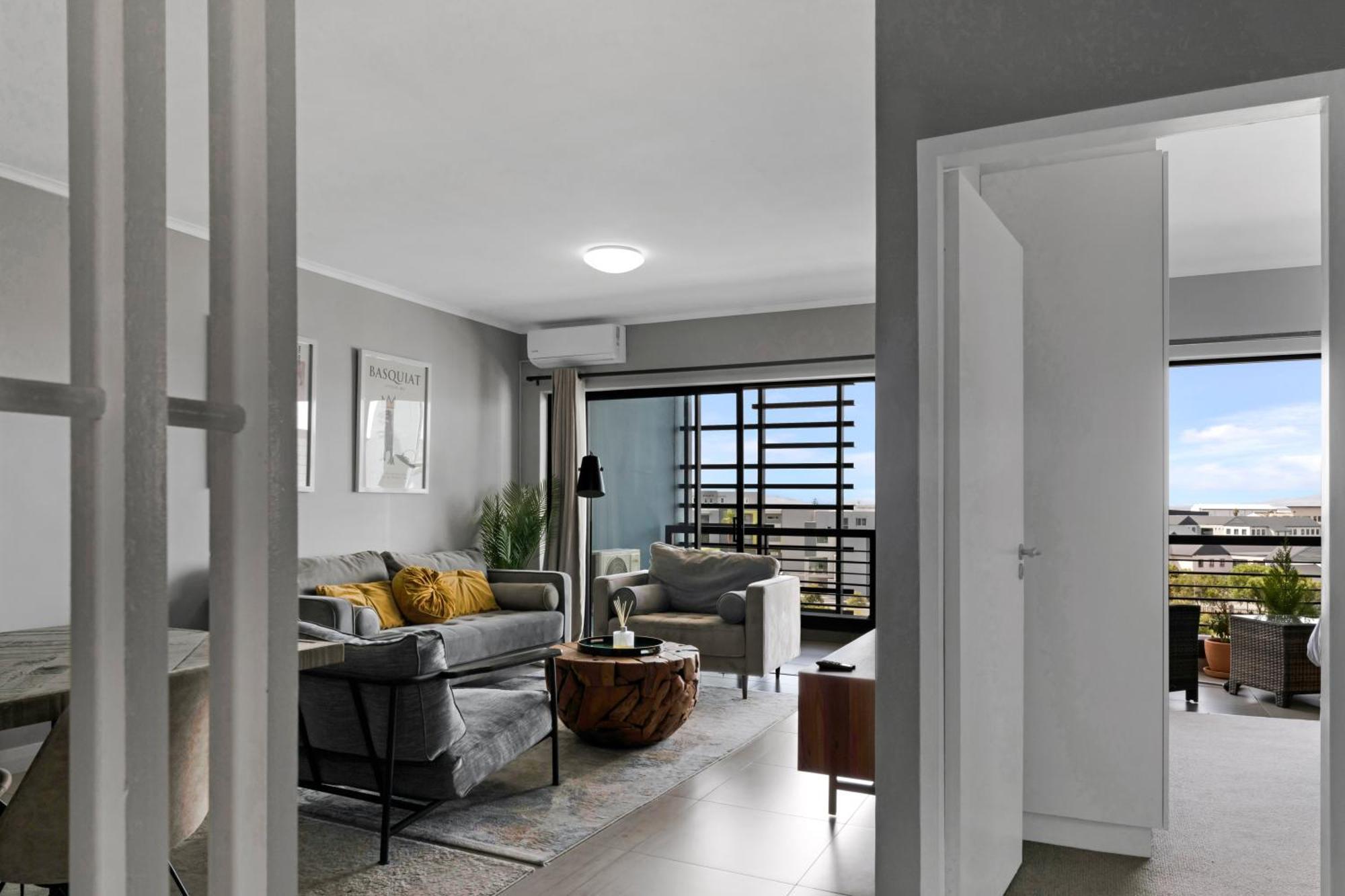 Two Bedroom Luxury Apartment, Century - Backup Power * Cape Town