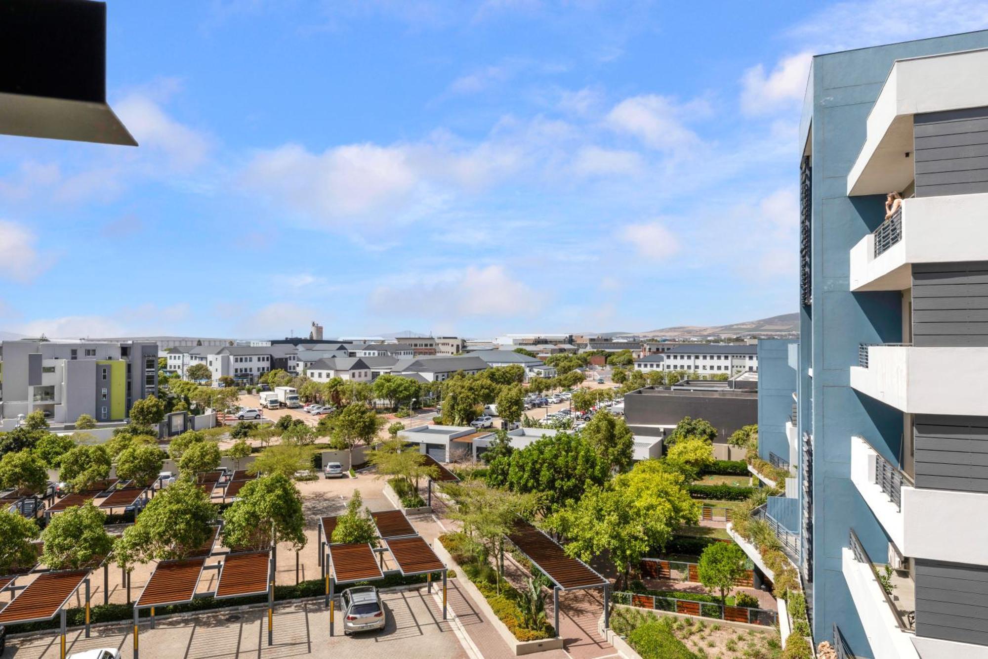Two Bedroom Luxury Apartment, Century - Backup Power Apartment
